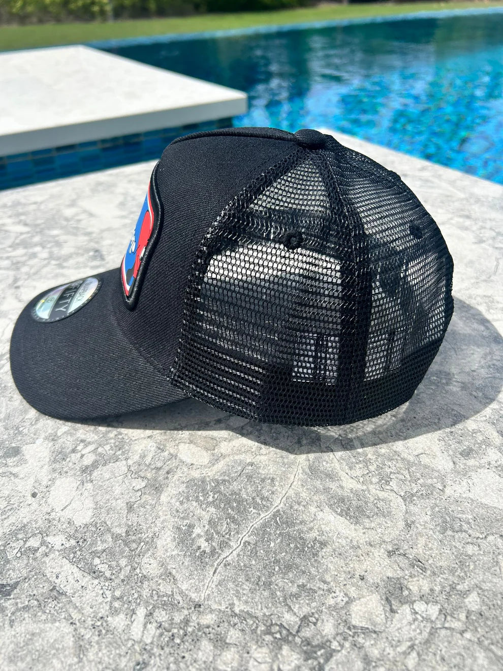 Silicone PR Plate Trucker Hat - Puerto Rican Flag & "Puerto Rico Está K-Brón" Black Mesh Snapback Tainowears