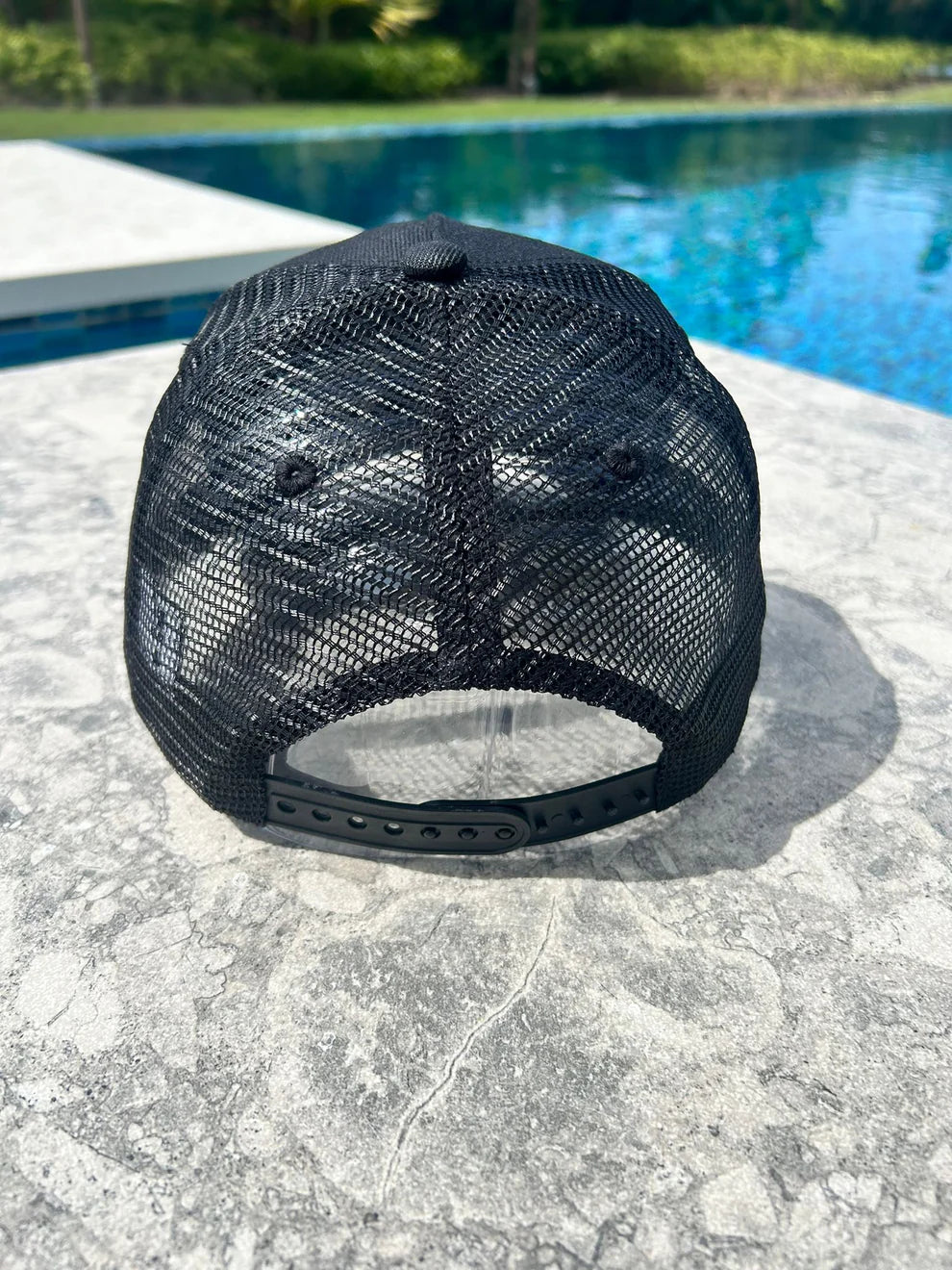 Silicone PR Plate Trucker Hat - Puerto Rican Flag & "Puerto Rico Está K-Brón" Black Mesh Snapback Tainowears
